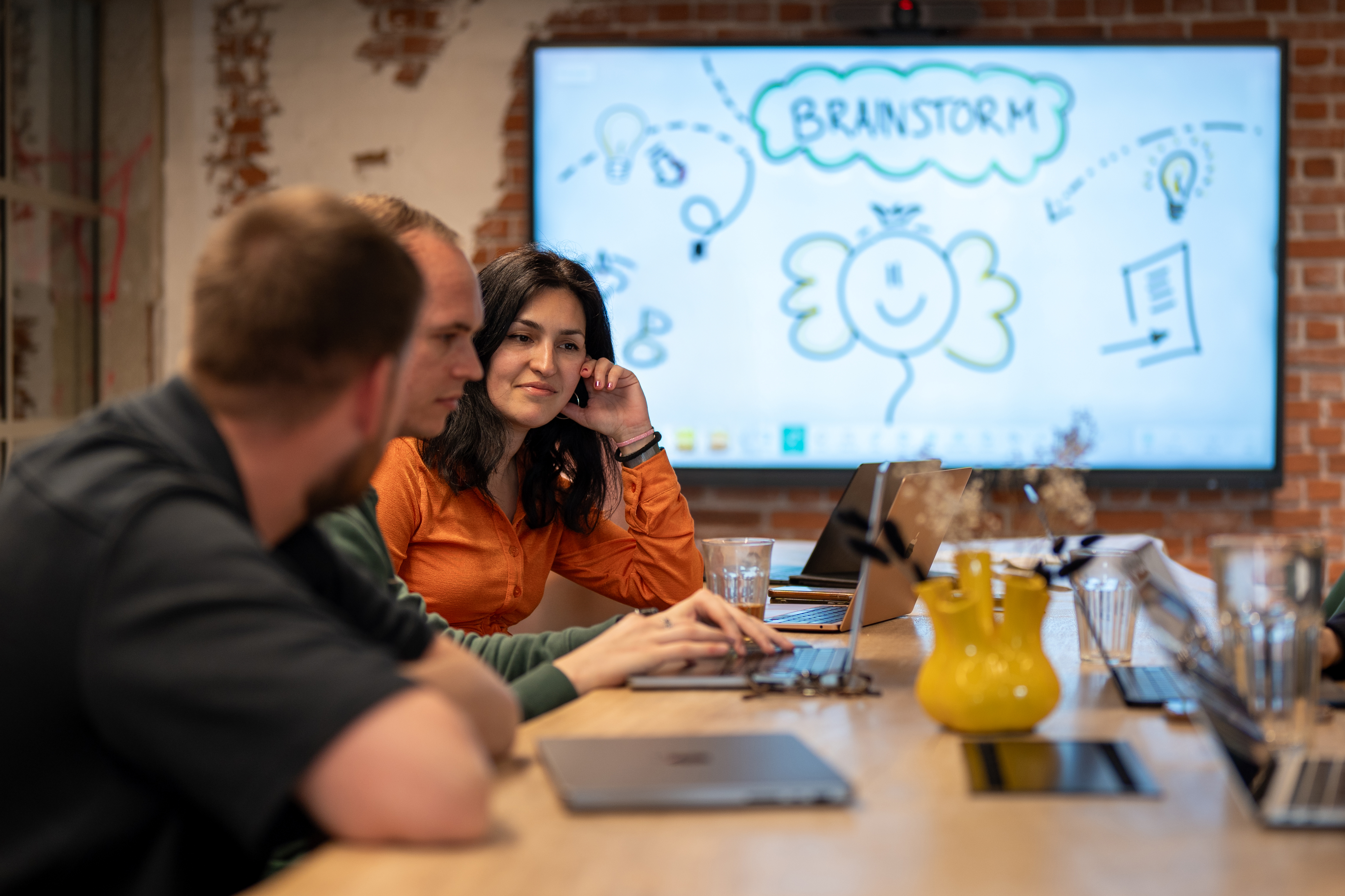 Creatieve vergadering in industriële vergaderruimte van RNGRZ in Alkmaar